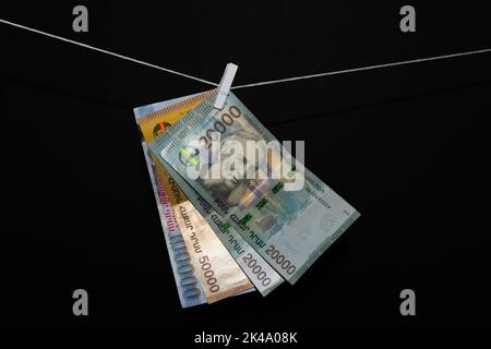 Armenia Money, Armenia DRAM, 100000 und 50000 und 20000 DRAM Banknote auf schwarzem Hintergrund. Wallpaper Business und Finanzen Stockfoto