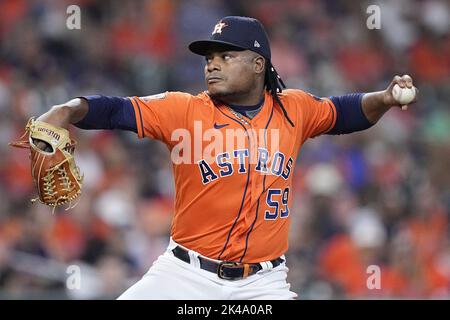 Houston, Usa. 08. Oktober 2021. Der Houston Astros Startkannen Framber Valdez liefert am Freitag, den 30. September 2022, im Minute Maid Park in Houston, Texas, die Spitze des ersten Innings gegen die Tampa Bay Rays aus. Foto von Kevin M. Cox/UPI Credit: UPI/Alamy Live News Stockfoto