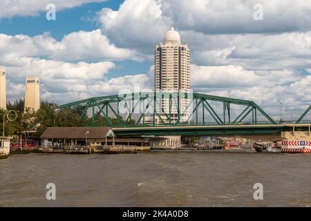 Bangkok, Thailand. Memorial Bridge über den Fluss Chao Phraya. Bangkok River Park, einer Eigentumswohnung, in der Mitte der Hintergrund. Stockfoto