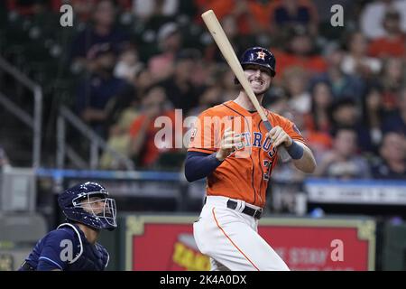 Houston, Usa. 08. Oktober 2021. Kyle Tucker von Houston Astros ist am Freitag, den 30. September 2022, nach dem Flug zum Tampa Bay Rays Center Fielder Jose Siri im unteren Teil des vierten Innings im Minute Maid Park in Houston, Texas, in die Grimassen gesprungen. Foto von Kevin M. Cox/UPI Credit: UPI/Alamy Live News Stockfoto