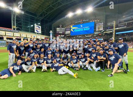 Houston, Usa. 08. Oktober 2021. Die Tampa Bay-Strahlen feiern nach einem Nachsaison-Liegeplatz mit einem Sieg über die Houston Astros im Minute Maid Park in Houston, Texas am Freitag, 30. September 2022. Foto von Kevin M. Cox/UPI Credit: UPI/Alamy Live News Stockfoto