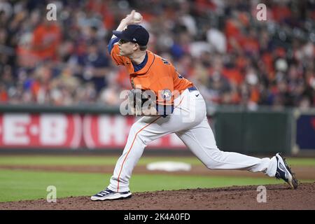 Houston, Usa. 30. September 2022. Phil Maton, der Relief-Pitcher von Houston Astros, liefert am Freitag, den 30. September 2022, im Minute Maid Park in Houston, Texas, einen Platz in der Spitze des achten Innings gegen die Tampa Bay Rays. Foto von Kevin M. Cox/UPI Credit: UPI/Alamy Live News Stockfoto