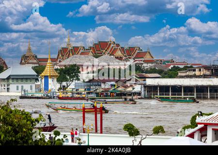 Bangkok, Thailand. King's Royal Grand Palace Compound über den Chao Phraya River von der Wat Arun gesehen. Stockfoto