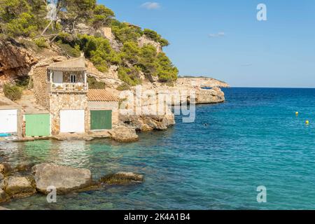 Cala Llombards, Spanien; september 23 2022: Blick auf den mediterranen Strand von Cala Llombards, mit Touristen, die sich sonnen und am Strand schwimmen Stockfoto