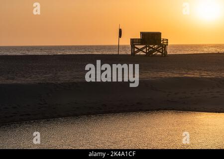 Ein schöner goldener Sonnenuntergang am Strand Areia Branca in Lourinha, Portugal Stockfoto