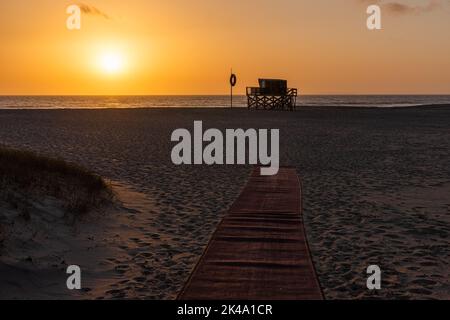 Ein schöner goldener Sonnenuntergang am Strand Areia Branca in Lourinha, Portugal Stockfoto