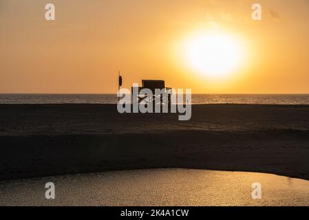 Ein schöner goldener Sonnenuntergang am Strand Areia Branca in Lourinha, Portugal Stockfoto