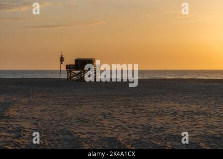 Ein schöner goldener Sonnenuntergang am Strand Areia Branca in Lourinha, Portugal Stockfoto