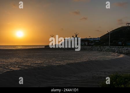 Ein schöner goldener Sonnenuntergang am Strand Areia Branca in Lourinha, Portugal Stockfoto