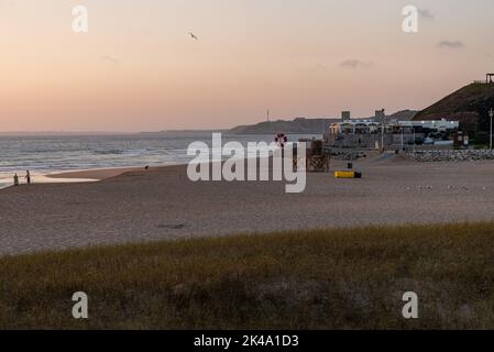 Ein schöner goldener Sonnenuntergang am Strand Areia Branca in Lourinha, Portugal Stockfoto