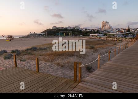 Ein schöner goldener Sonnenuntergang am Strand Areia Branca in Lourinha, Portugal Stockfoto