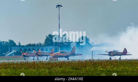 30. August 2019, Region Moskau, Russland. Trainingsflugzeuge Yak-52 und Piper PA-23 der Kunstfluggruppe 'First Flight' auf der Start- und Landebahn des Flugplatzes. Stockfoto