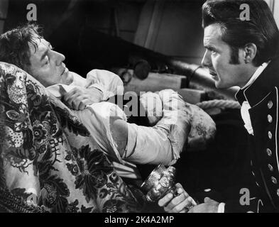 Alec Guinness, Dirk Bogarde, am Set des britischen Films „H.M.S. Defiant“, US-Titel, „Damn the Defiant!“, Columbia Pictures, 1962 Stockfoto
