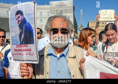 Rom, Italien. 01. Oktober 2022. Die Demonstranten halten während der Demonstration Plakate, auf denen ihre Meinung zum Ausdruck kommt. Iranische Studenten und italienische Bürger hielten nach dem Tod der 22-jährigen Mahsa Amini am 16. September 2022 in Teheran eine Kundgebung in Rom ab, nachdem sie von der moralischen Polizei verhaftet worden war. Kredit: SOPA Images Limited/Alamy Live Nachrichten Stockfoto