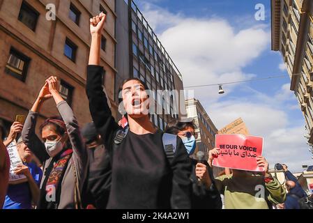 Rom, Italien. 01. Oktober 2022. Während der Demonstration ruft der Protestierende Slogans aus. Iranische Studenten und italienische Bürger hielten nach dem Tod der 22-jährigen Mahsa Amini am 16. September 2022 in Teheran eine Kundgebung in Rom ab, nachdem sie von der moralischen Polizei verhaftet worden war. Kredit: SOPA Images Limited/Alamy Live Nachrichten Stockfoto