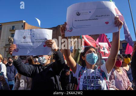 Rom, Italien. 01. Oktober 2022. Die Demonstranten halten während der Demonstration Plakate, auf denen ihre Meinung zum Ausdruck kommt. Iranische Studenten und italienische Bürger hielten nach dem Tod der 22-jährigen Mahsa Amini am 16. September 2022 in Teheran eine Kundgebung in Rom ab, nachdem sie von der moralischen Polizei verhaftet worden war. Kredit: SOPA Images Limited/Alamy Live Nachrichten Stockfoto