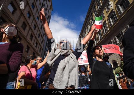 Rom, Italien. 01. Oktober 2022. Demonstranten rufen während der Demonstration Parolen. Iranische Studenten und italienische Bürger hielten nach dem Tod der 22-jährigen Mahsa Amini am 16. September 2022 in Teheran eine Kundgebung in Rom ab, nachdem sie von der moralischen Polizei verhaftet worden war. Kredit: SOPA Images Limited/Alamy Live Nachrichten Stockfoto