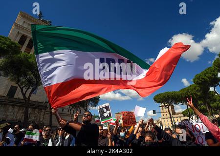 Rom, Italien. 01. Oktober 2022. Der Protestierende schwenkt während der Demonstration eine iranische Flagge. Iranische Studenten und italienische Bürger hielten nach dem Tod der 22-jährigen Mahsa Amini am 16. September 2022 in Teheran eine Kundgebung in Rom ab, nachdem sie von der moralischen Polizei verhaftet worden war. Kredit: SOPA Images Limited/Alamy Live Nachrichten Stockfoto