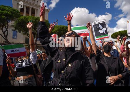 Rom, Italien. 01. Oktober 2022. Demonstranten rufen während der Demonstration Parolen. Iranische Studenten und italienische Bürger hielten nach dem Tod der 22-jährigen Mahsa Amini am 16. September 2022 in Teheran eine Kundgebung in Rom ab, nachdem sie von der moralischen Polizei verhaftet worden war. Kredit: SOPA Images Limited/Alamy Live Nachrichten Stockfoto