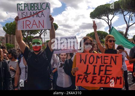 Rom, Italien. 01. Oktober 2022. Die Demonstranten halten während der Demonstration Plakate, auf denen ihre Meinung zum Ausdruck kommt. Iranische Studenten und italienische Bürger hielten nach dem Tod der 22-jährigen Mahsa Amini am 16. September 2022 in Teheran eine Kundgebung in Rom ab, nachdem sie von der moralischen Polizei verhaftet worden war. Kredit: SOPA Images Limited/Alamy Live Nachrichten Stockfoto