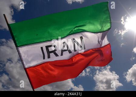 Rom, Italien. 01. Oktober 2022. Flagge des Iran während des Protestes gesehen. Iranische Studenten und italienische Bürger hielten nach dem Tod der 22-jährigen Mahsa Amini am 16. September 2022 in Teheran eine Kundgebung in Rom ab, nachdem sie von der moralischen Polizei verhaftet worden war. Kredit: SOPA Images Limited/Alamy Live Nachrichten Stockfoto