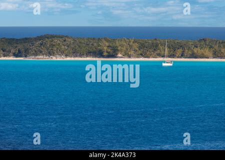 Half Moon Cay, Bahamas. Segelboot verankert off Half Moon Cay, einer Koralleninsel. Stockfoto