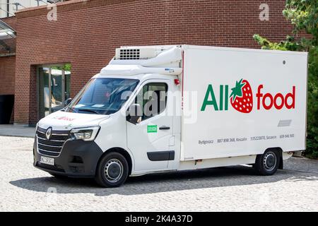 TORUN, POLEN - 11. AUGUST 2022: Renault Master van der Firma All Food, die Tiefkühlprodukte liefert Stockfoto