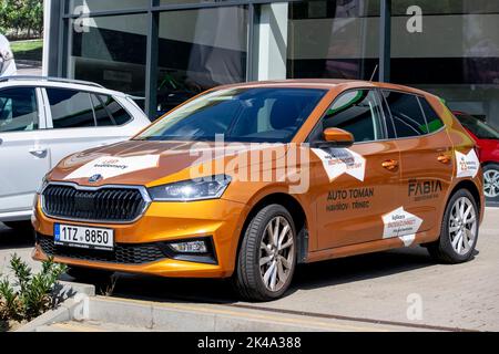 HAVIROV, TSCHECHISCHE REPUBLIK - 2. SEPTEMBER 2022: Skoda Fabia IV Fahrzeug vor einem Händler bereit für Probefahrt Stockfoto