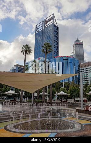 PERTH, WESTERN AUSTRALIA - 16. JULI 2018: BHP Billiton Water Park vor den Wolkenkratzern des gleichen Unternehmens Stockfoto