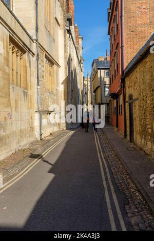 Zwei Frauen, die in Oxford, Großbritannien, eine enge Straße hinauflaufen Stockfoto