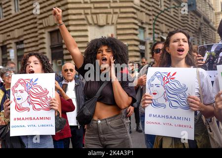 Rom, Italien. 01. Oktober 2022. Die Demonstranten halten während der Demonstration Plakate, auf denen ihre Meinung zum Ausdruck kommt. Iranische Studenten und italienische Bürger hielten nach dem Tod der 22-jährigen Mahsa Amini am 16. September 2022 in Teheran eine Kundgebung in Rom ab, nachdem sie von der moralischen Polizei verhaftet worden war. (Foto von Vincenzo Nuzzolese/SOPA Images/Sipa USA) Quelle: SIPA USA/Alamy Live News Stockfoto