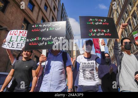 Rom, Italien. 01. Oktober 2022. Die Demonstranten halten während der Demonstration Plakate, auf denen ihre Meinung zum Ausdruck kommt. Iranische Studenten und italienische Bürger hielten nach dem Tod der 22-jährigen Mahsa Amini am 16. September 2022 in Teheran eine Kundgebung in Rom ab, nachdem sie von der moralischen Polizei verhaftet worden war. (Foto von Vincenzo Nuzzolese/SOPA Images/Sipa USA) Quelle: SIPA USA/Alamy Live News Stockfoto