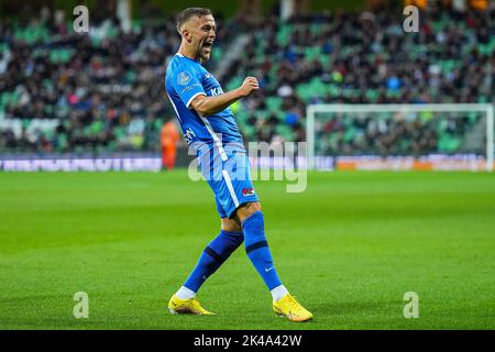 GRONINGEN - Jesper Karlsson von AZ Alkmaar feiert das 0-2-Punkte-Spiel während des niederländischen Eredivisie-Spiels zwischen dem FC Groningen und AZ Alkmaar am 1. Oktober 2022 im Euroborg-Stadion in Groningen, Niederlande. ANP ED DER POL Stockfoto