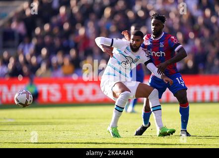 Chelsea's Ruben Loftus-Cheek (links) und Crystal Palace's Jeffrey Schlupp kämpfen während des Premier League-Spiels im Selhurst Park, London, um den Ball. Bilddatum: Samstag, 1. Oktober 2022. Stockfoto