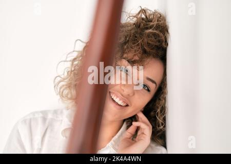 Lächelnde Frau mit lockigem Haar Stockfoto