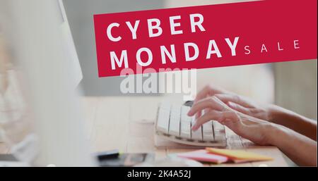 Zusammensetzung des Cyber monday Verkaufstextes über Frau, die auf der Computertastatur tippt Stockfoto