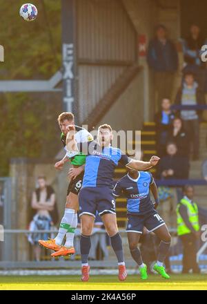 High Wycombe, Großbritannien. 01. Oktober 2022. Der Verteidiger von Plymouth Argyle, Dan Scarr (6), kämpft in der Luft mit dem Wycombe Wanderers-Stürmer Sam Vokes (9) während des Spiels der Sky Bet League 1 in Adams Park, High Wycombe Wanderers gegen Plymouth Argyle, Großbritannien, 1.. Oktober 2022 (Foto von Stanley Kasala/Nachrichtenbilder) in High Wycombe, Vereinigtes Königreich am 10/1/2022. (Foto von Stanley Kasala/News Images/Sipa USA) Quelle: SIPA USA/Alamy Live News Stockfoto