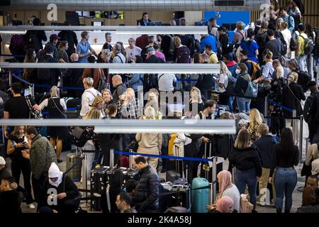 2022-10-01 18:11:23 EINDHOVEN - Reisende am Flughafen Eindhoven stehen aufgrund einer technischen Störung im Gepäckabfertigungssystem länger in der Schlange. Anfang dieses Monats war auch das Gepäckabfertigungssystem des Flughafens Eindhoven defekt und die Passagiere wurden durch den nicht-Check-in gestört. ANP ROB ENGELAAR niederlande aus - belgien aus Stockfoto