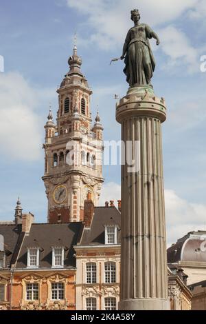 Historische Fassaden am Grand Place in der Stadt Lille, die Göttensäule und der Glockenturm der Chambre de Commerce im Hintergrund. Stockfoto