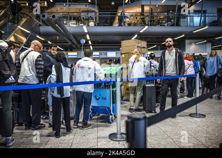 2022-10-01 18:20:21 EINDHOVEN - Reisende am Flughafen Eindhoven stehen aufgrund einer technischen Störung im Gepäckabfertigungssystem länger in der Schlange. Anfang dieses Monats war auch das Gepäckabfertigungssystem des Flughafens Eindhoven defekt und die Passagiere wurden durch den nicht-Check-in gestört. ANP ROB ENGELAAR niederlande aus - belgien aus Stockfoto