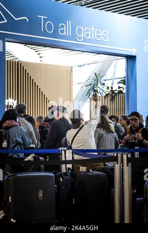 2022-10-01 18:18:26 EINDHOVEN - Reisende am Flughafen Eindhoven stehen aufgrund einer technischen Störung im Gepäckabfertigungssystem länger in der Schlange. Anfang dieses Monats war auch das Gepäckabfertigungssystem des Flughafens Eindhoven defekt und die Passagiere wurden durch den nicht-Check-in gestört. ANP ROB ENGELAAR niederlande aus - belgien aus Stockfoto