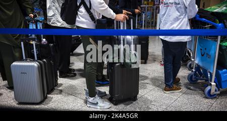 2022-10-01 18:21:13 EINDHOVEN - Reisende am Flughafen Eindhoven stehen aufgrund einer technischen Störung im Gepäckabfertigungssystem länger in der Schlange. Anfang dieses Monats war auch das Gepäckabfertigungssystem des Flughafens Eindhoven defekt und die Passagiere wurden durch den nicht-Check-in gestört. ANP ROB ENGELAAR niederlande aus - belgien aus Stockfoto