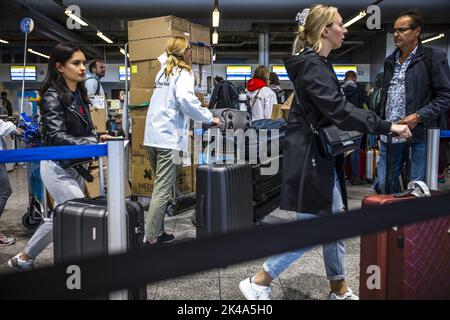 2022-10-01 18:20:48 EINDHOVEN - Reisende am Flughafen Eindhoven stehen aufgrund einer technischen Störung im Gepäckabfertigungssystem länger in der Schlange. Anfang dieses Monats war auch das Gepäckabfertigungssystem des Flughafens Eindhoven defekt und die Passagiere wurden durch den nicht-Check-in gestört. ANP ROB ENGELAAR niederlande aus - belgien aus Stockfoto