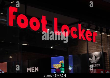 Nahaufnahme des beleuchteten roten Foot locker-Ladens in Spanien Stockfoto