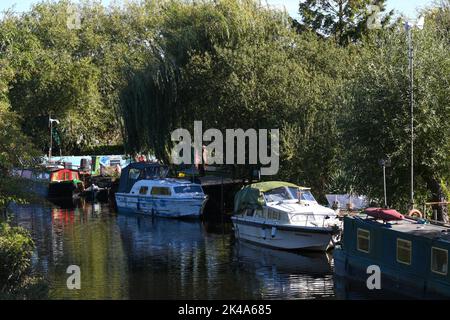 Narrowboats und Boote auf dem Fluss schweben in leicestershire Stockfoto