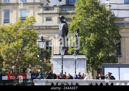 Die neue Antelope-Skulptur auf dem 4.. Sockel des Trafalgar Square, von Samson Kambalu aus Malawi. Die Skulptur zeigt eine Fotografie des Baptistenpredigers John Chilembwe und des europäischen Missionars John Chorley aus dem Jahr 1914. Chilembwe hat einen Hut an sich und trotzt der Kolonialherrschaft, die es Afrikanern verbietet, Hüte vor weißen Menschen zu tragen. London, Großbritannien Stockfoto