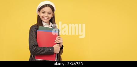 Bildung macht Sie anders. Glückliches Schulkind hält Bücher. Porträt einer Schülerin, Studio-Banner-Header. Schulkindgesicht, Copyspace. Stockfoto