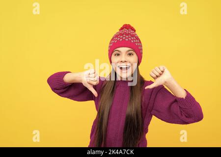 ausdruck positiver Emotion. Point Finger. Überrascht Kind in Strickmütze. Kind tragen warme Kleidung Stockfoto
