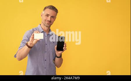 Kredit- oder Debitkarte. Mann bezahlen im Online-Banking. Shopping App. Cyber monday. Schnelle Zahlung. Stockfoto