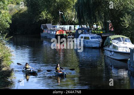 Narrowboats und Boote auf dem Fluss schweben in leicestershire Stockfoto